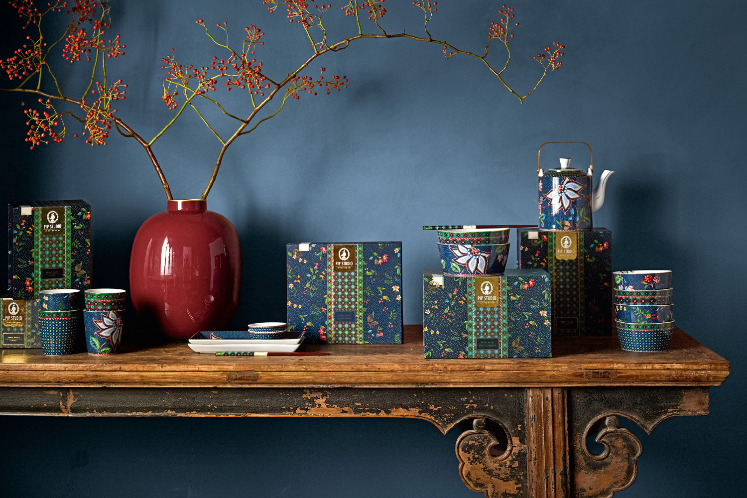 Tmavě modrý porcelán Pip Studio Berry Blues v dárkovém balení na dřevěném stole