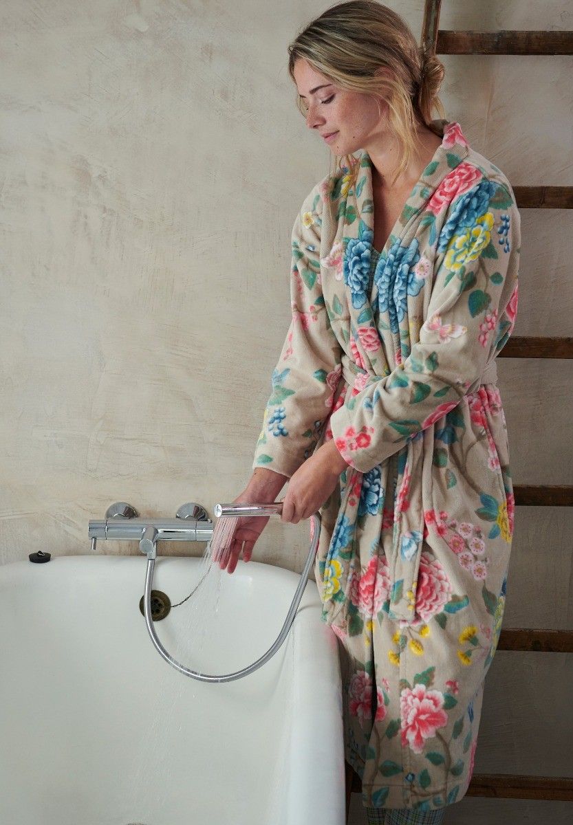 good_evening_khaki_bathrobe_sfeer_01